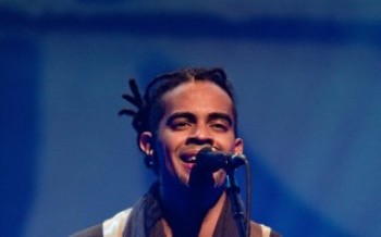 Jair Oliveira celebra a música e seus 30 anos de trajetória