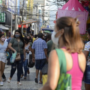 Duque de Caxias flexibiliza uso de máscara contra covid-19