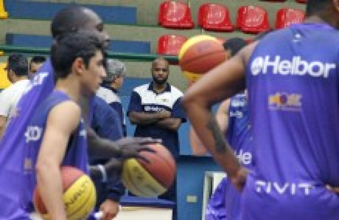 Armador Larry Taylor se apresenta ao Mogi/Helbor