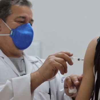 Vacinação contra Covid chega a 230 mil pessoas com 1ª dose