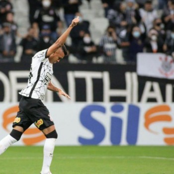 Corinthians derrota Bahia e entra no G4 do Brasileiro