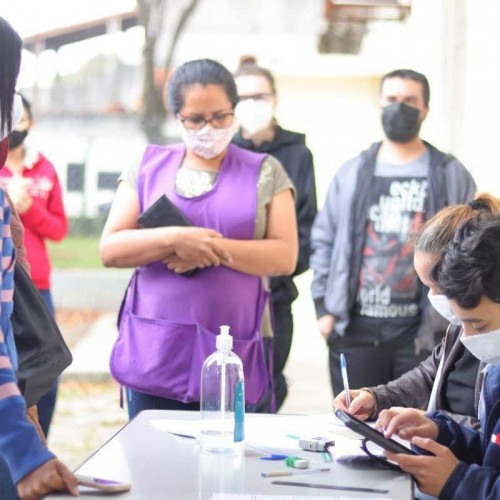 Mais de 400 profissionais da Saúde tomam dose do reforço