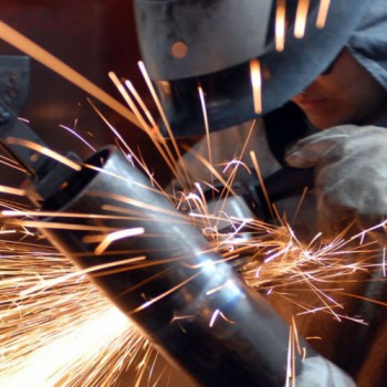 Produção industrial cai pelo terceiro mês seguido