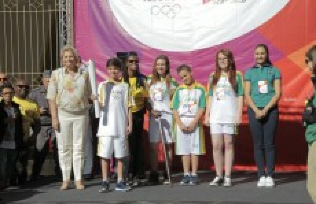 Tocha Olímpica é recebida em Suzano com 'clima de feriado'