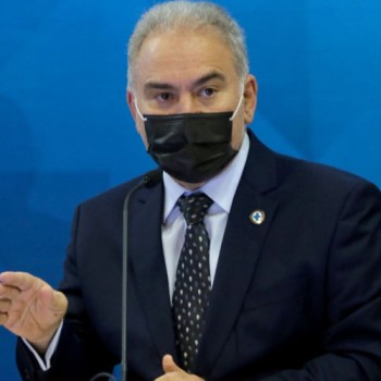 Ministro chega ao Brasil um dia após testar negativo para covid-19