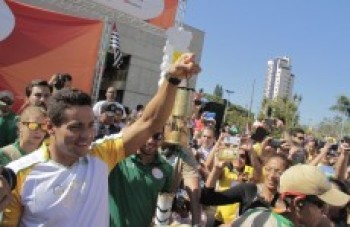 Emoção toma conta de quem carregou a Chama no trajeto