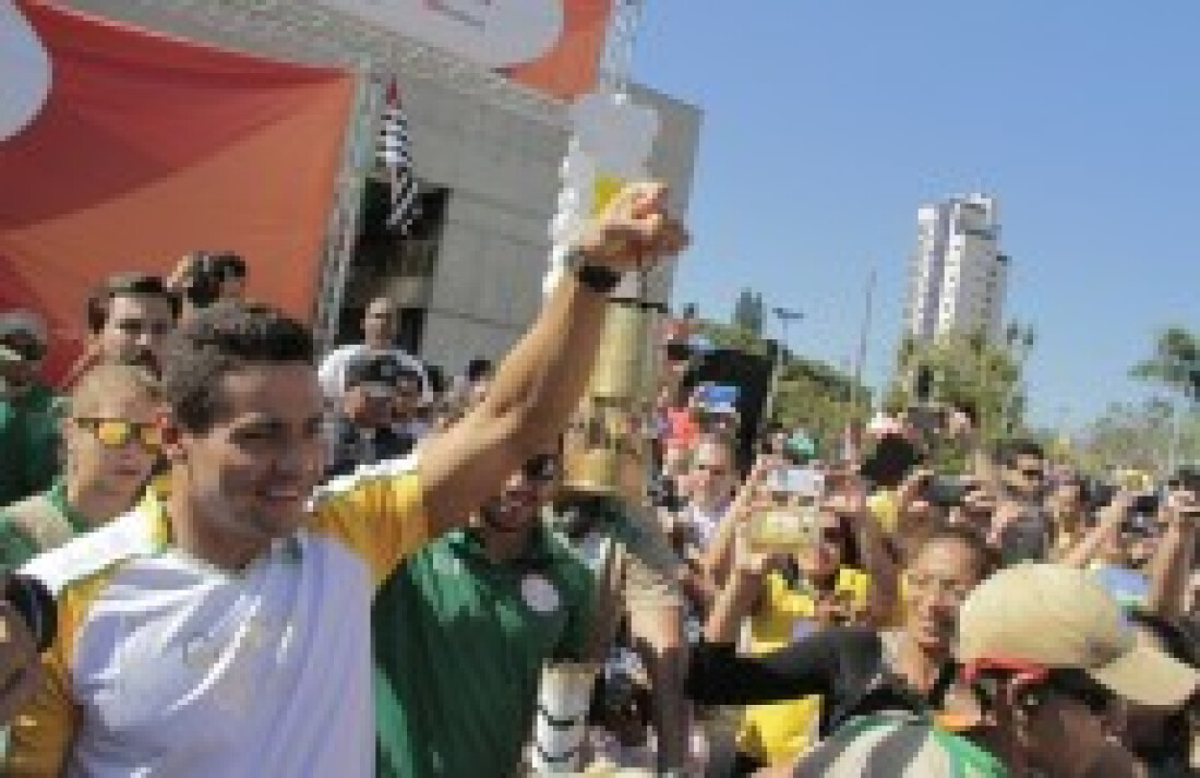 Emoção toma conta de quem carregou a Chama no trajeto
