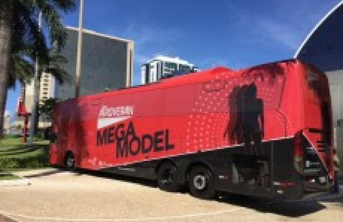 Ônibus de concurso de modelos estará em Arujá neste sábado