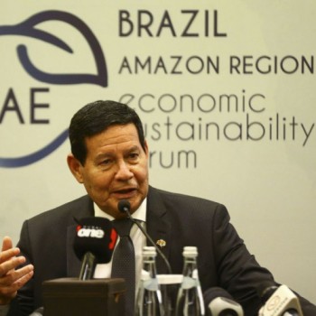Brasil quer negociar equipamentos de defesa com Emirados Árabes