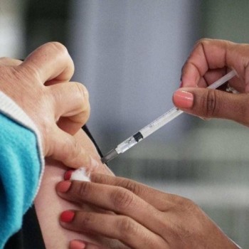 Trabalhadores da saúde serão imunizados com terceira dose