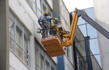 Fachada da Prefeitura de Mogi passa por revitalização