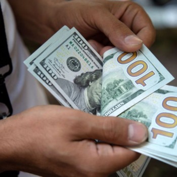Dólar tem maior queda em três semanas e fecha abaixo de R$ 5,40