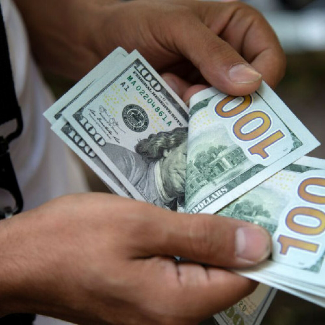Dólar tem maior queda em três semanas e fecha abaixo de R$ 5,40