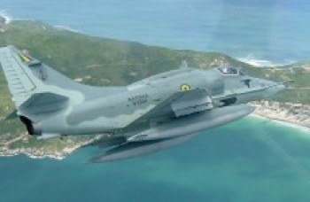 Avião da Marinha cai no mar durante treinamento