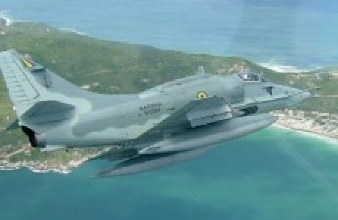 Avião da Marinha cai no mar durante treinamento