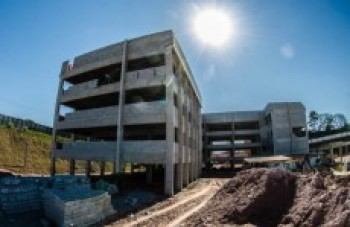 Prédio começa a tomar forma e deve ser entregue em 2017