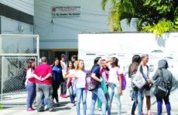 Mais de 175 mil alunos devem retornar as aulas na segunda