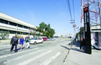 Pedestres querem semáforo perto da estação Estudantes