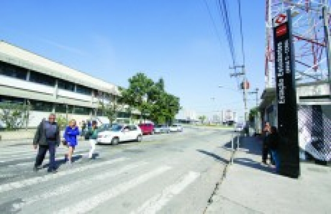 Pedestres querem semáforo perto da estação Estudantes