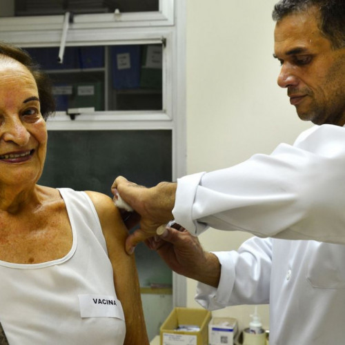 DF amplia dose de reforço para idosos acima de 70 anos