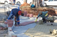 Praça do Terminal Manoel Feio já recebe novo piso da prefeitura