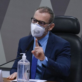 Senador cobra desculpas à comunidade LGBTQIA+ por ataque homofóbico