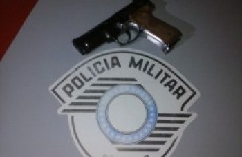 Suspeito é detido com arma de brinquedo