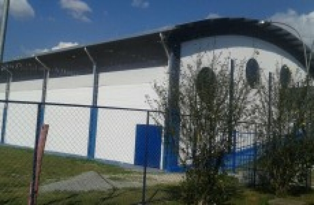 Escola municipal com piscina está abandonada no Barreto