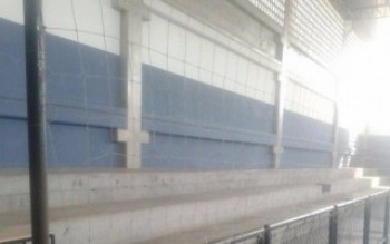 Portão do local está quebrado há meses