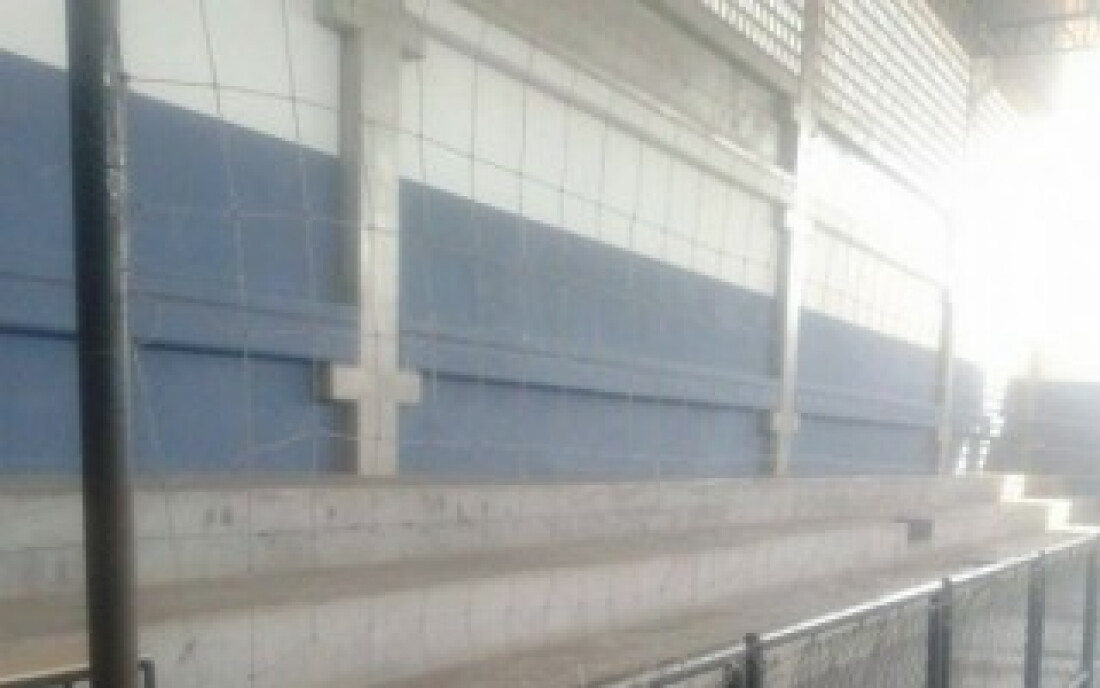 Portão do local está quebrado há meses