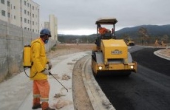 Nova avenida no Mogilar recebe pavimentação