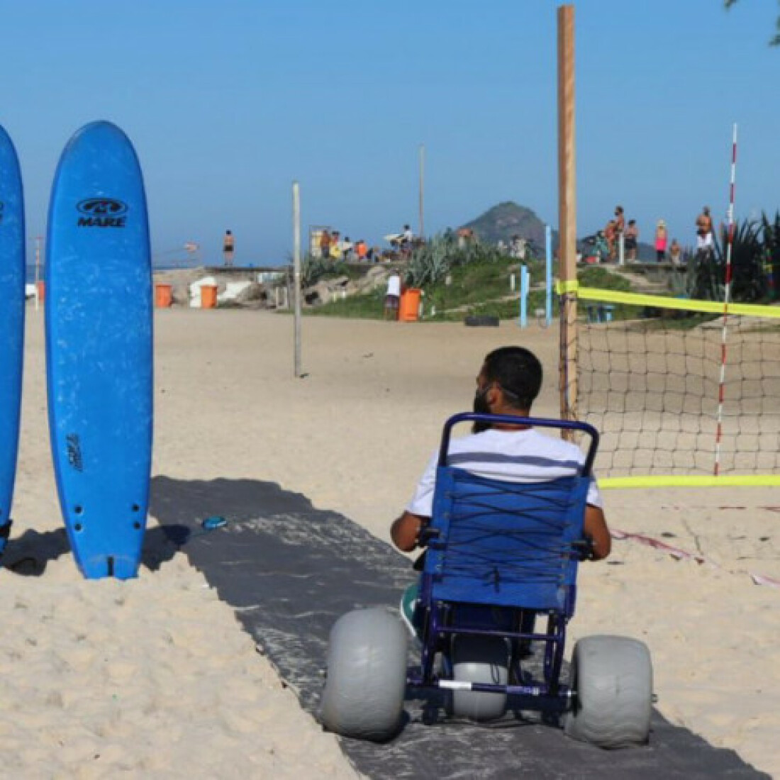 Rio: instituto promove inclusão com surfe adaptado e vôlei sentado