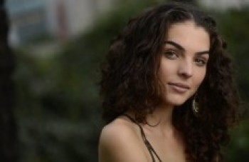 Julia Konrad comemora sucesso em "Malhação"