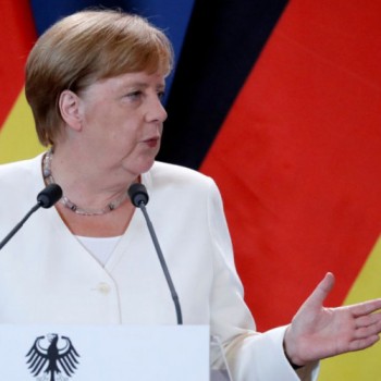 Símbolo da moderação, era Merkel se encerra com eleição apertada