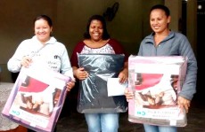 Famílias recebem roupas da Campanha do Agasalho