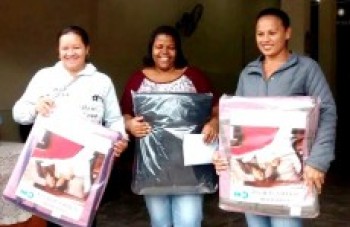 Famílias recebem roupas da Campanha do Agasalho