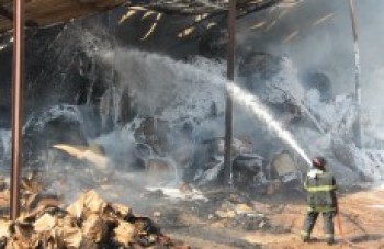 Fogo destrói fábrica de papelão em Poá