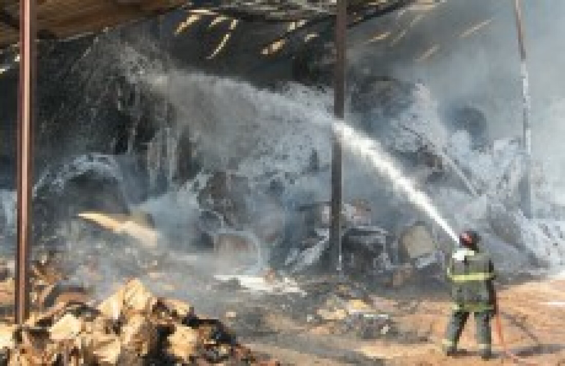 Fogo destrói fábrica de papelão em Poá