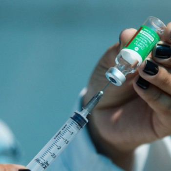 Ministro anuncia dose de reforço para profissionais de saúde