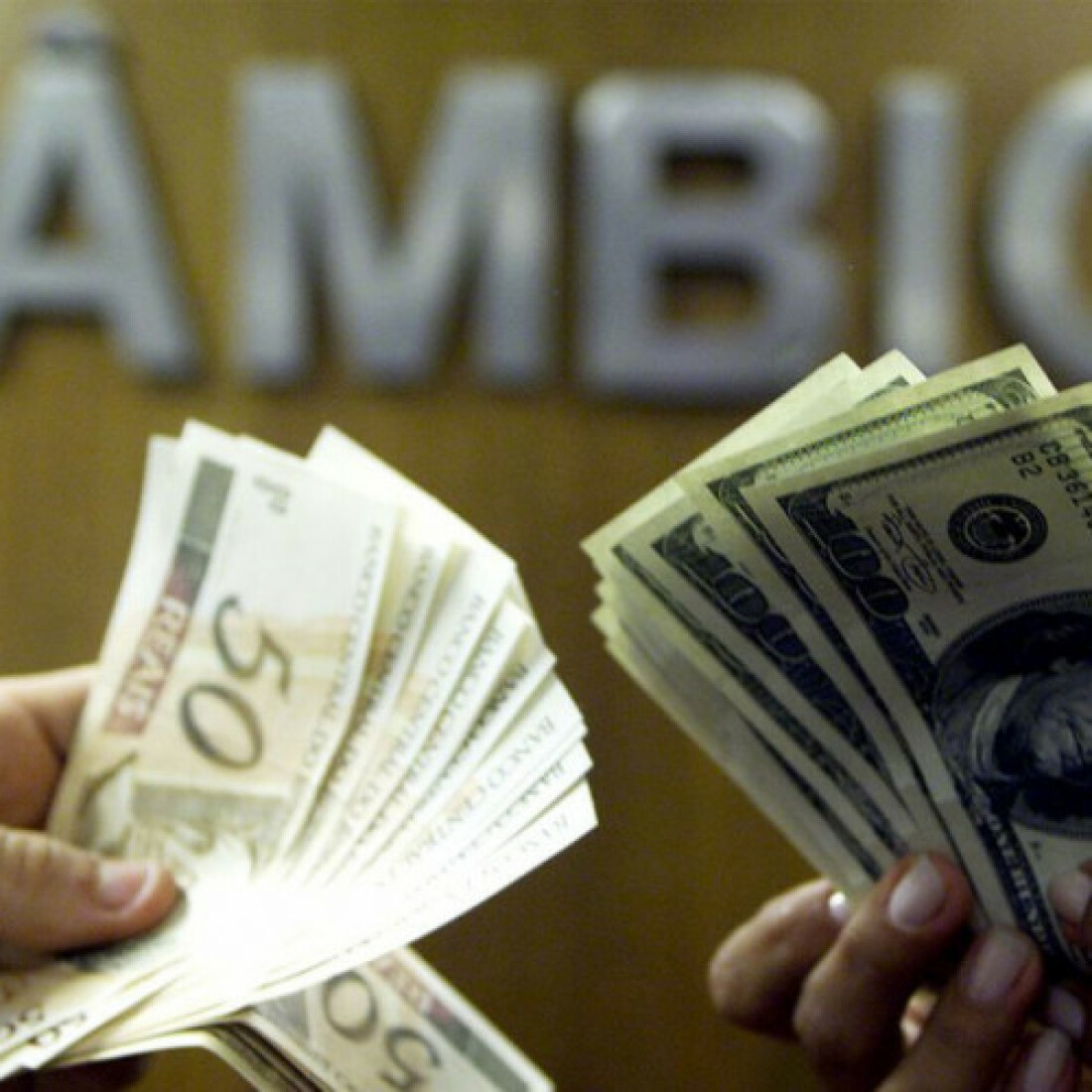 Dólar reverte queda e fecha com pequena alta, a R$ 5,31