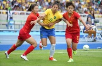 Brasil vence China por 3 a 0 na estreia