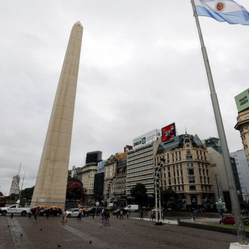 Argentina flexibiliza máscaras ao ar livre e reabrirá para brasileiros