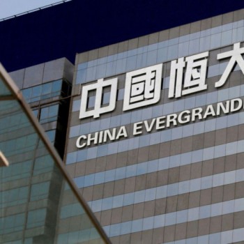 Crise da empresa chinesa Evergrande faz bolsas do mundo despencarem