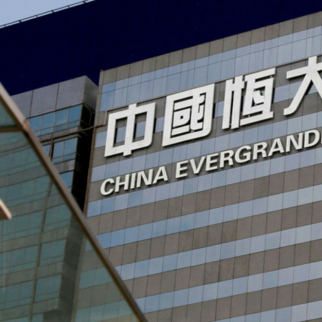 Crise da empresa chinesa Evergrande faz bolsas do mundo despencarem