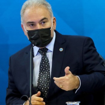 Ministro diz que efeitos adversos não podem interromper vacinação