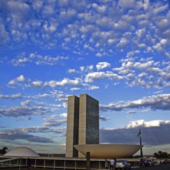 Dia Mundial do Doador de Medula Óssea muda cores do Congresso Nacional