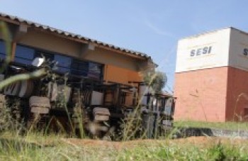 Moradores reclamam de materiais na área externa do Sesi