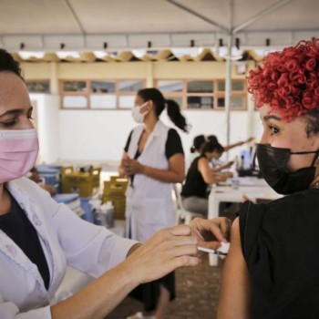 Rio recebe mais de 800 mil doses de vacina contra a covid-19