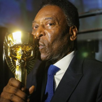 Pelé tem instabilidade respiratória e é transferido para UTI