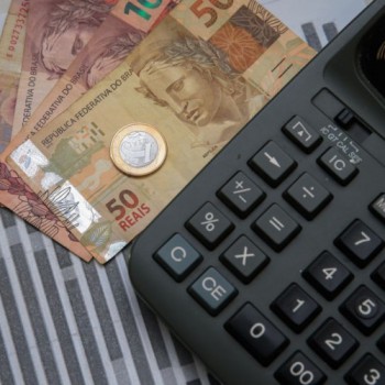 Publicado decreto que aumenta IOF para custear Auxílio Brasil
